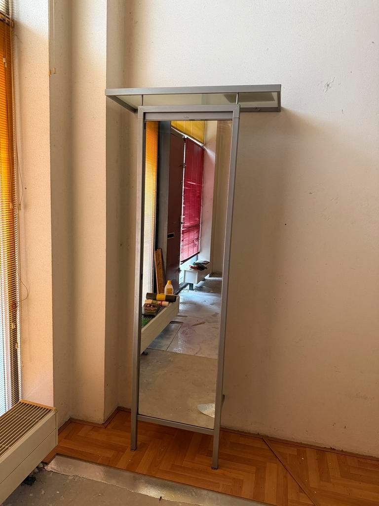 Spiegel met stalen frame