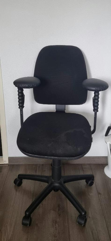Zwarte bureaustoel met armleuningen
