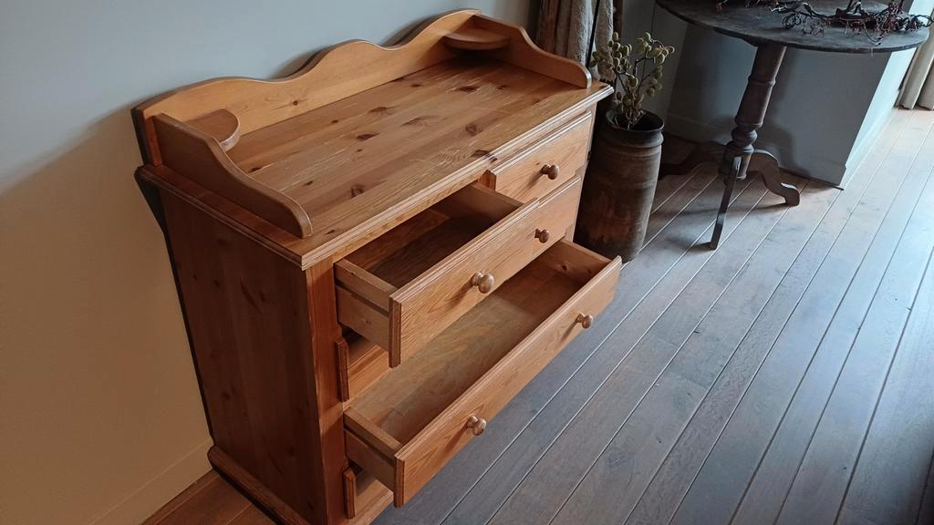 Houten ladekast met 5 lades