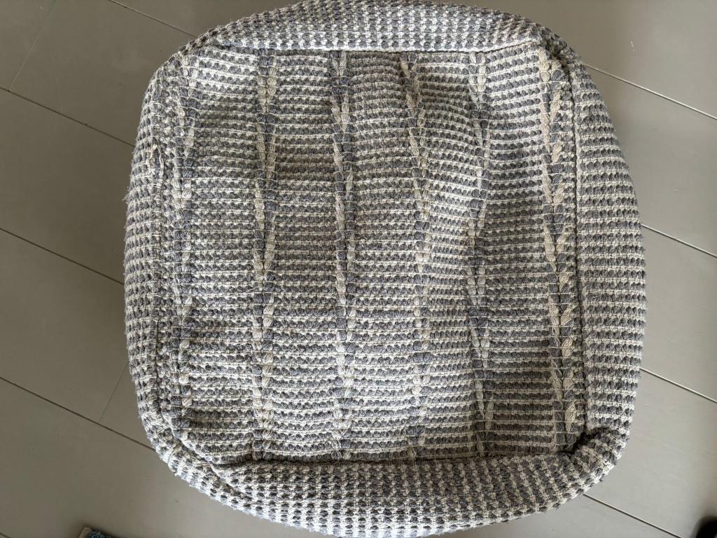 Grote gebreide poef – grijs/wit