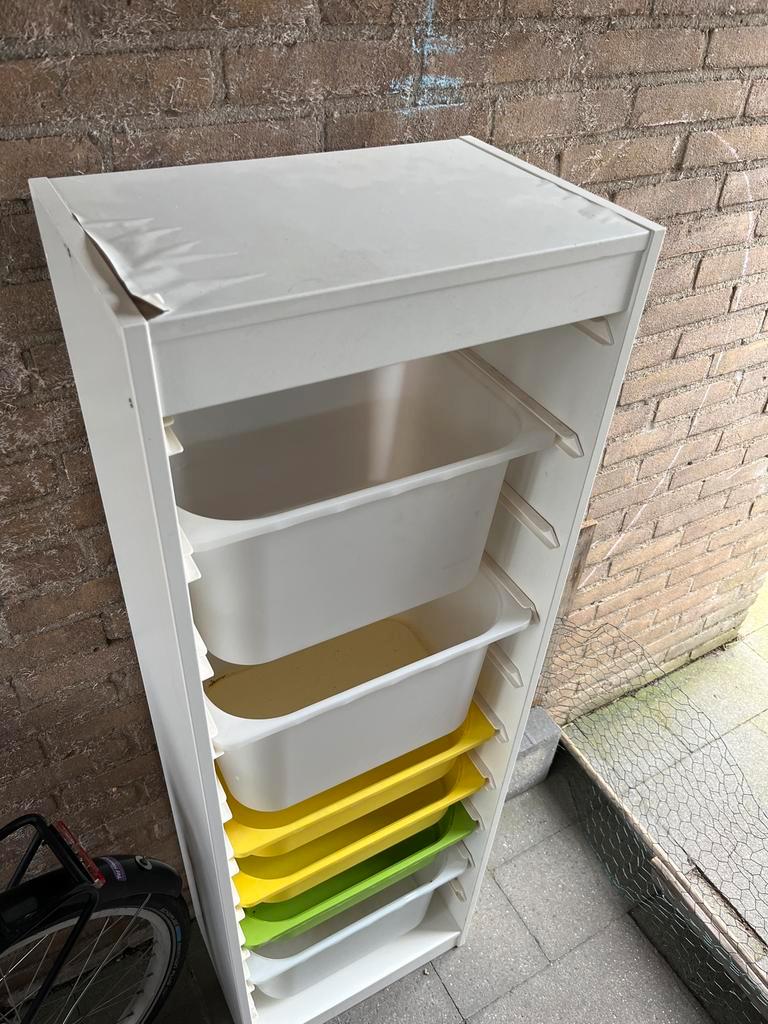 Kast met bakken voor kinderkamer