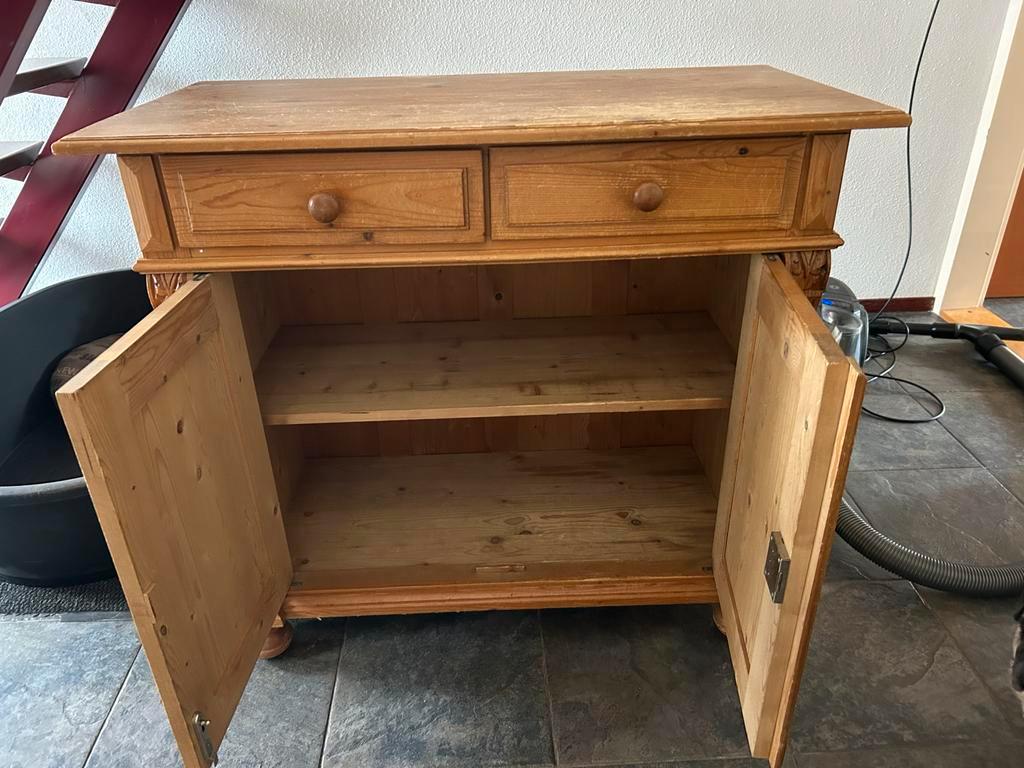 Houten kast met lades en deuren