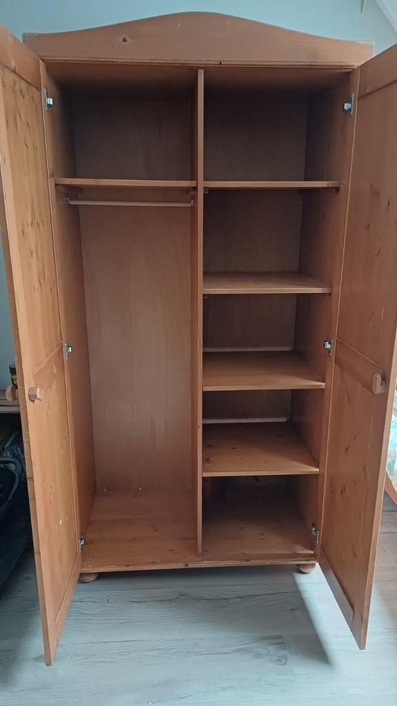 Degelijke grenen toogkast met hang en leg gedeelte.
