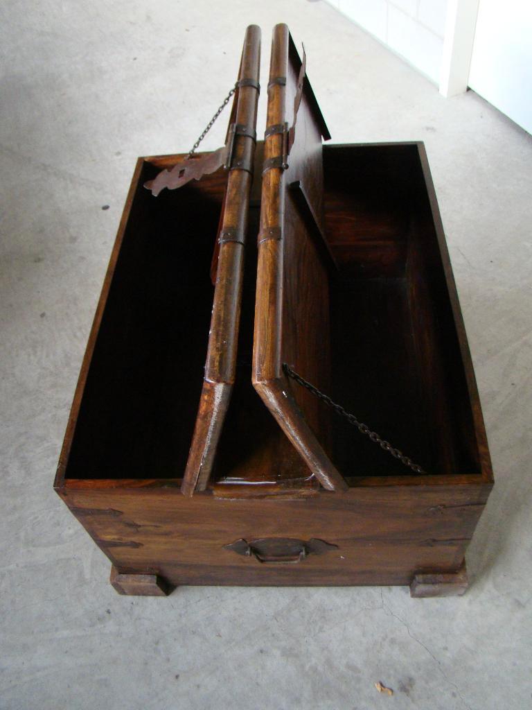 Houtensalontafel/kist   ( Gratis )