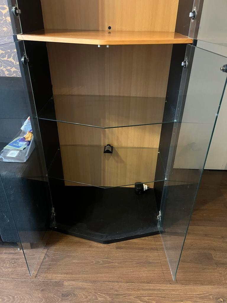 Gratis vitrinekast met verlichting - snel ophalen!