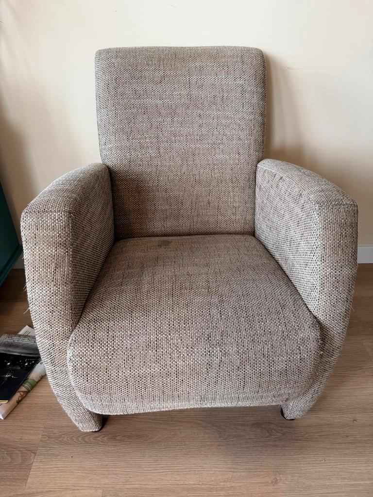 Comfortabele fauteuil met stoffen bekleding