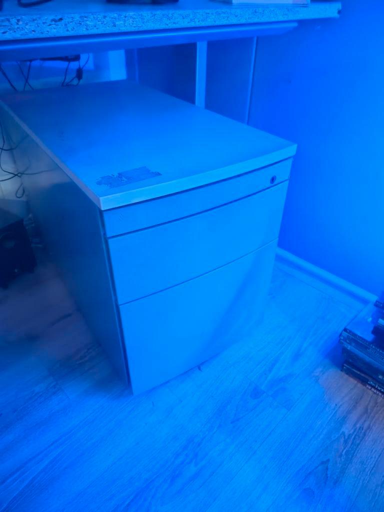 Gratis afhalen : Bureau en ladekast