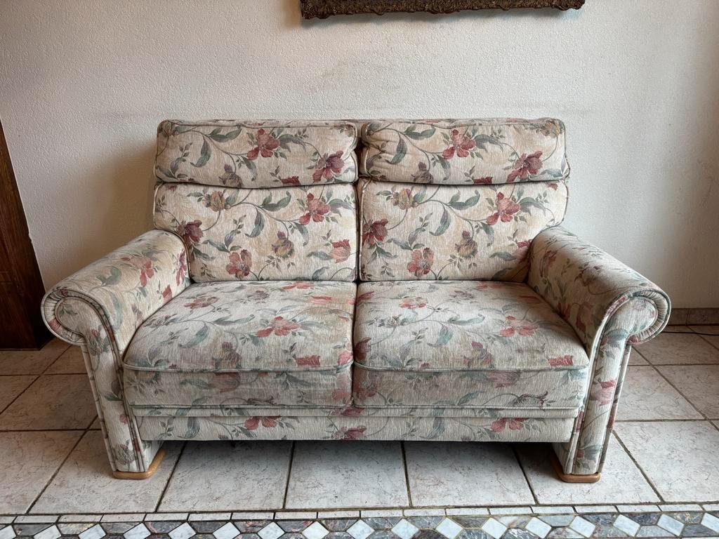 tweepersoons bank met bloemenmotief