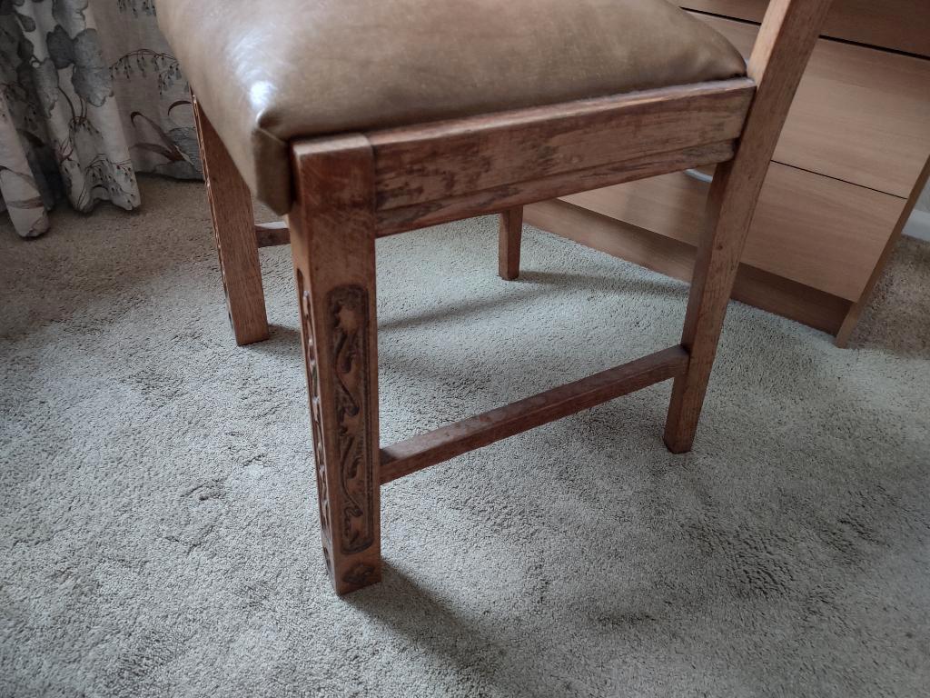 Eiken eettafel met vier stoelen