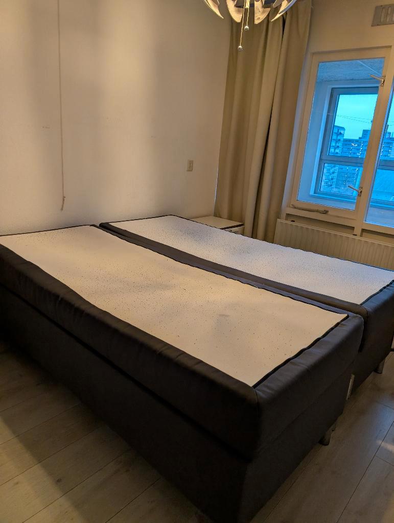 2 Bedden Met Matrassen