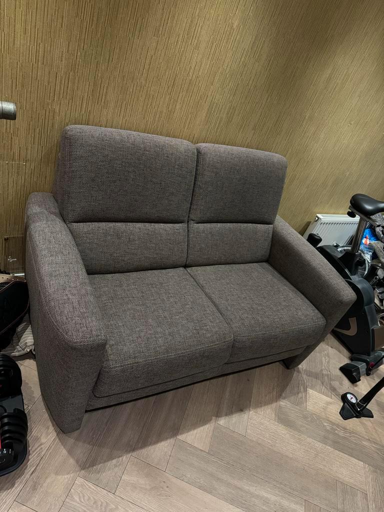 Grijze tweepersoonsbank