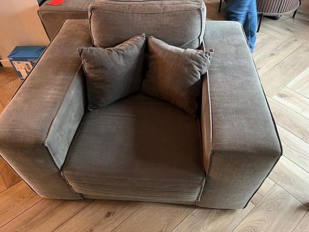 Gratis - Ruime fauteuil met kussens