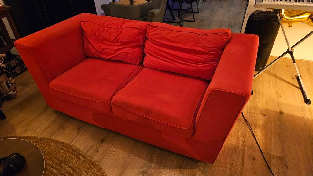 Gratis rood Ikea bankje. Voor studentenhuis of keet?