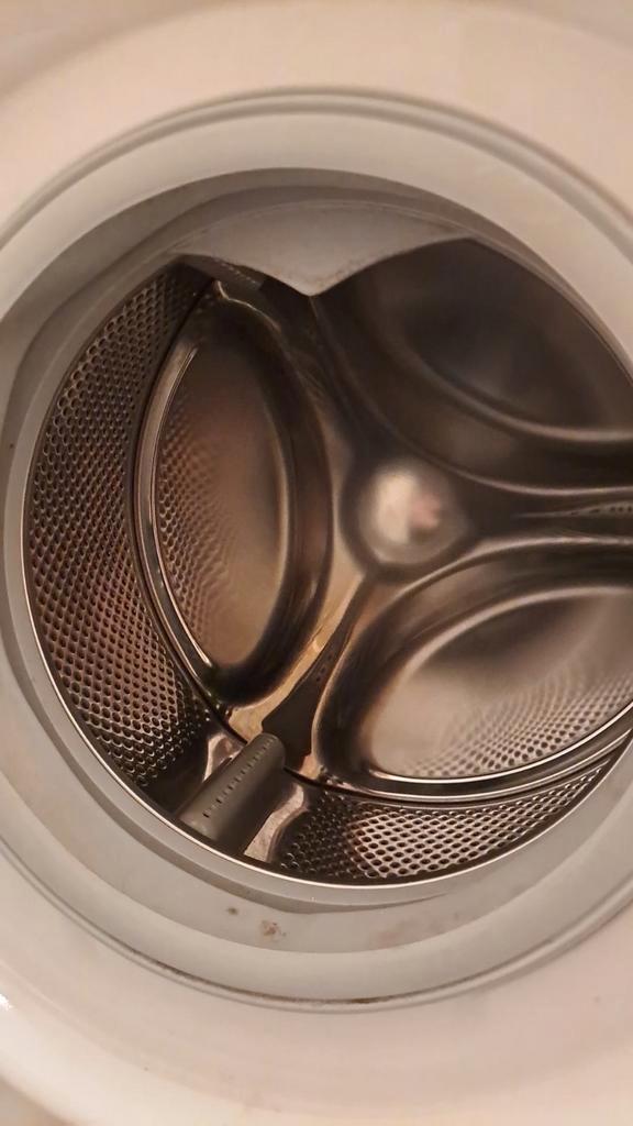 Gratis wasmachine (oud, vies, maar doet het nog)