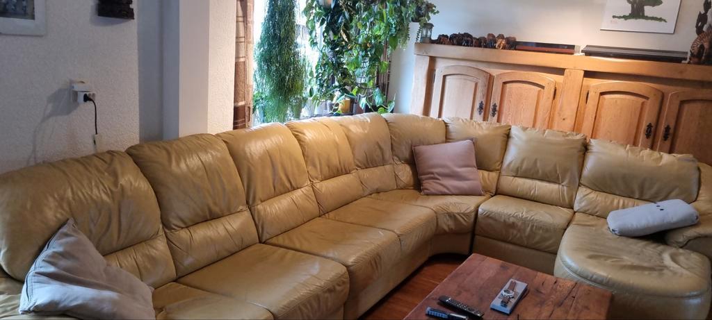 Zachtgele bank met vast loungedeel