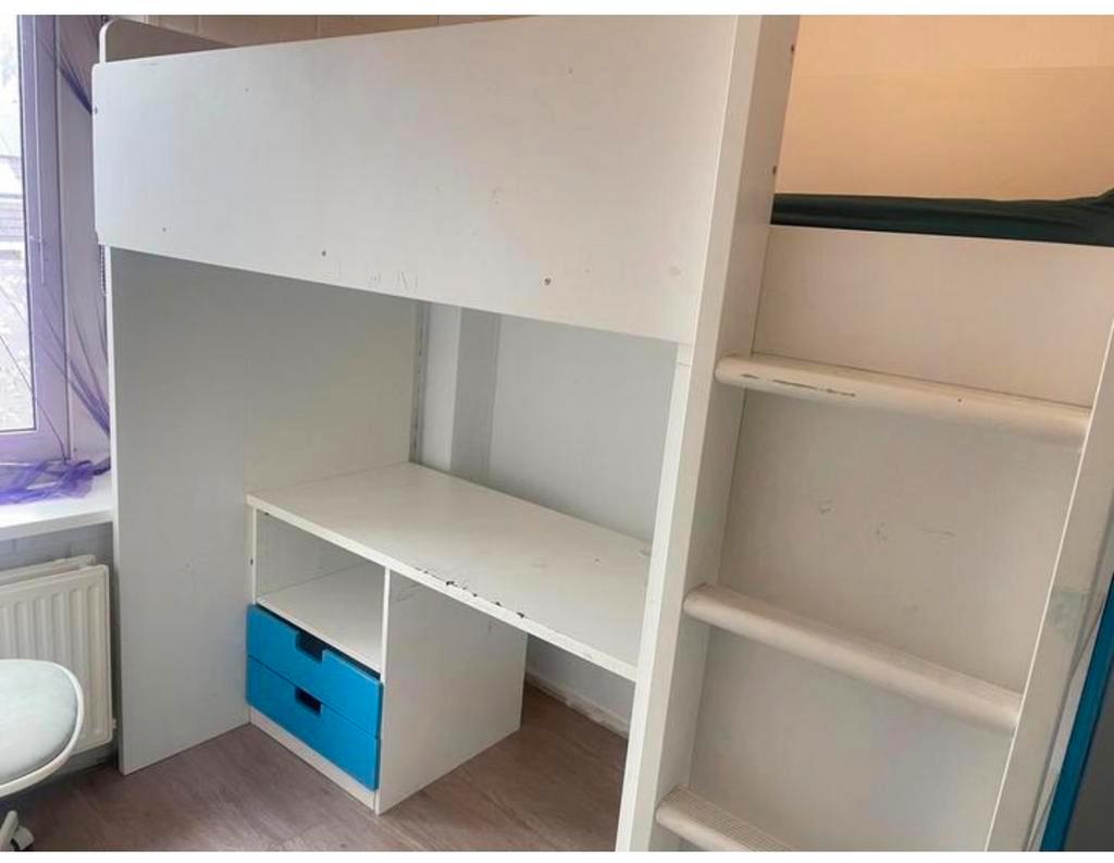 Hoogslaper met bureau en kast