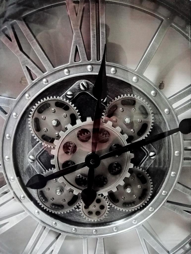 Wandklok Romeinse cijfers.