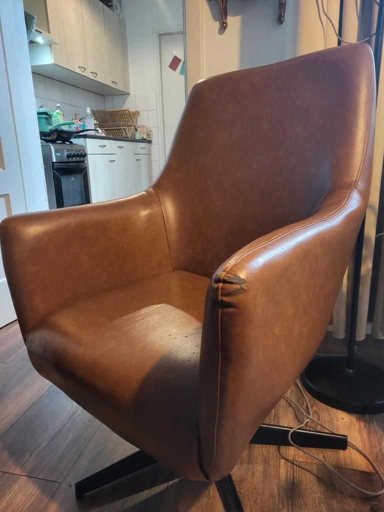 Cognackleurige fauteuil / zitstoel