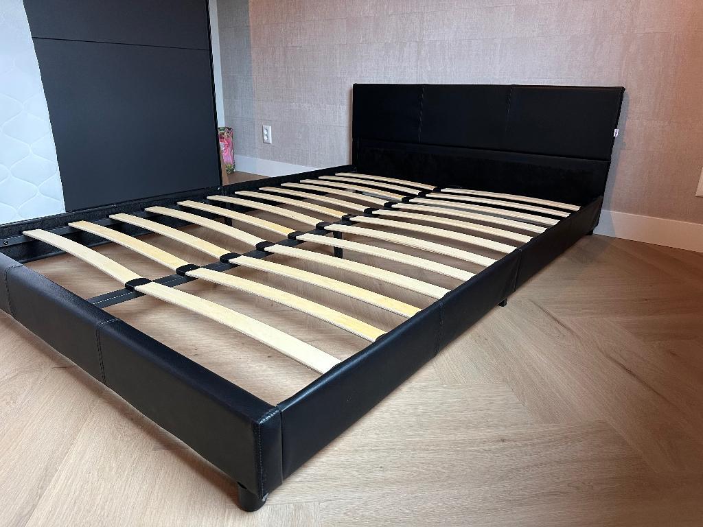Bed 140 x 200, zwart