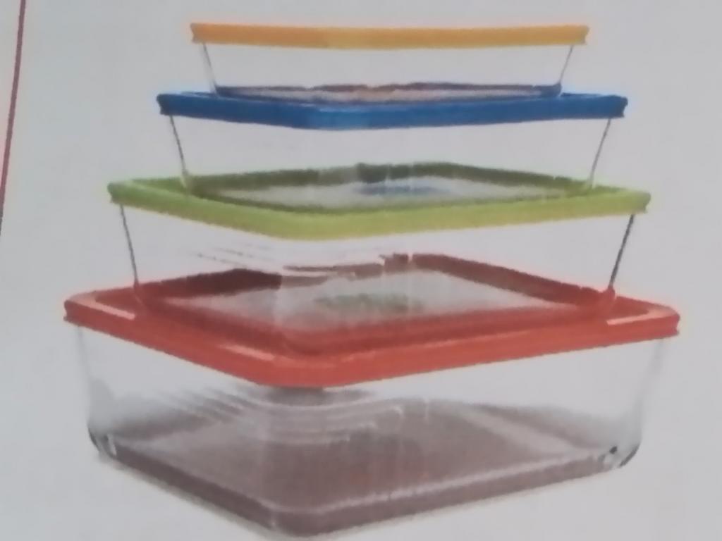 4 glazen bewaarschalen, bijna gratis. 2,50 euro, nw in doos