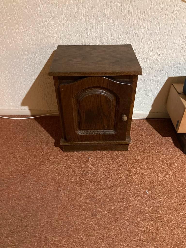 Donker eiken nachtkastje met deurtje