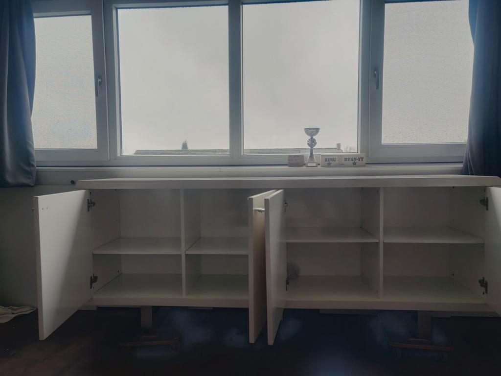 Glans wit dressoir met chroom poten - gratis af te halen