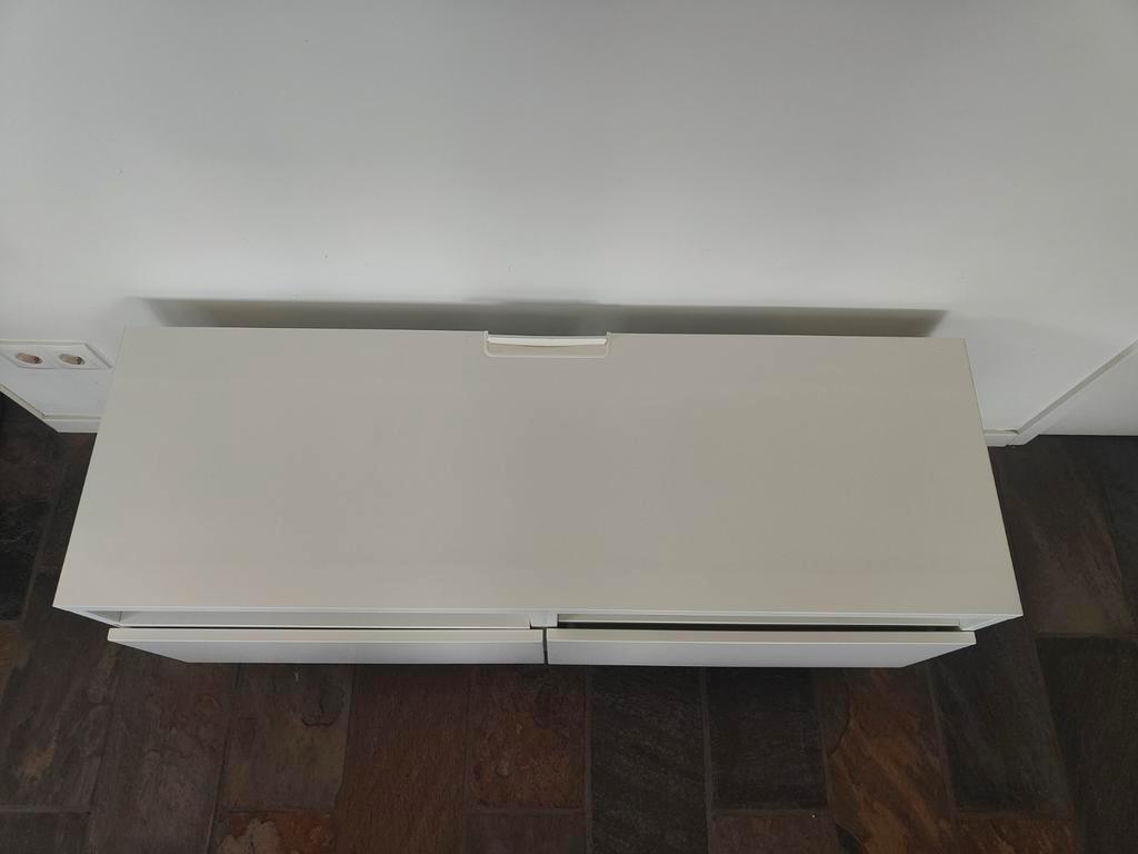 Gratis: Wit TV meubel met glanzende lades