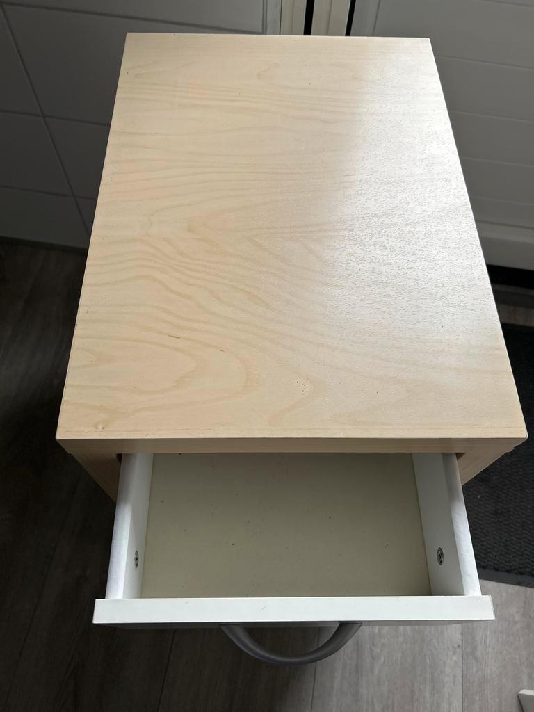 Klein kastje met lade en open vak