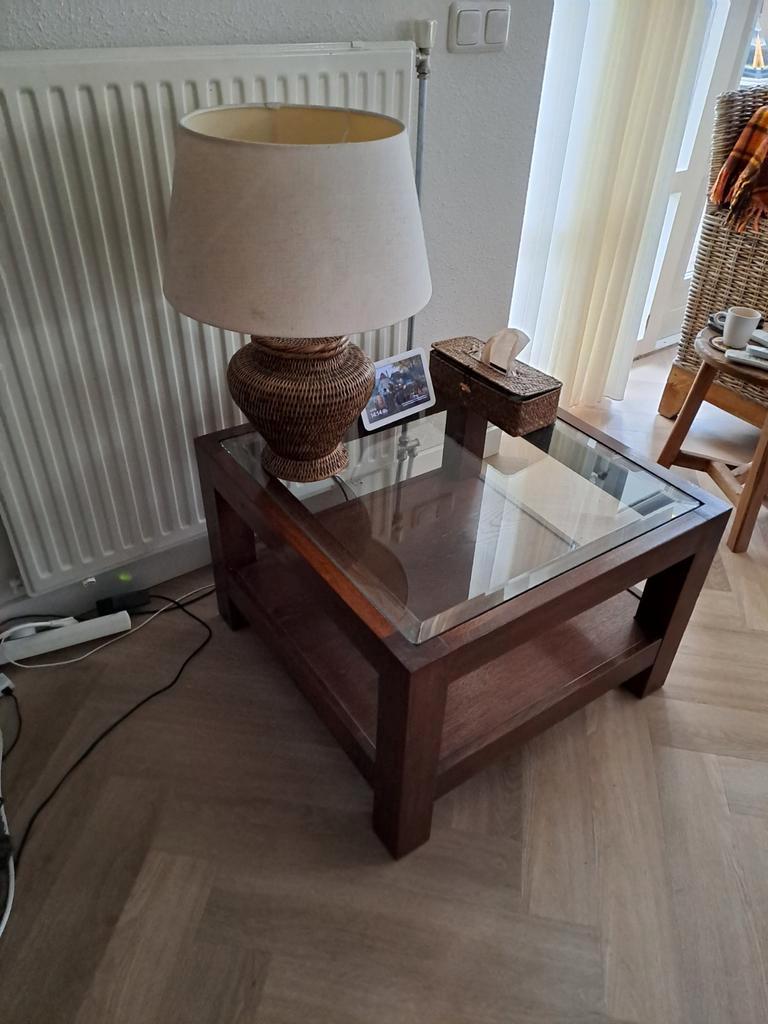 Gratis een salontafel en bijzettafel.