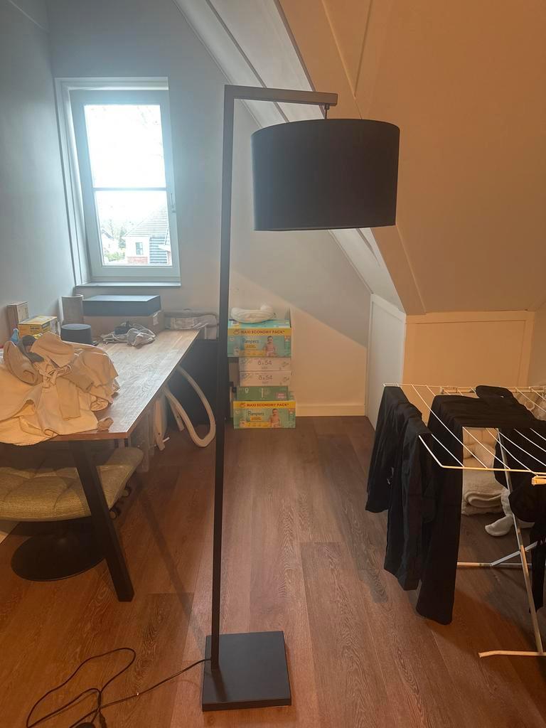 Gratis afhalen | Moderne zwarte vloerlamp