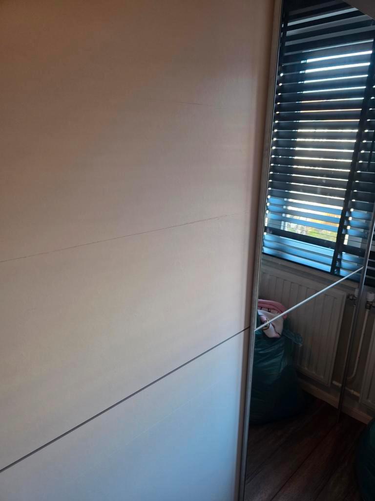 Ruime kledingkast met spiegeldeur