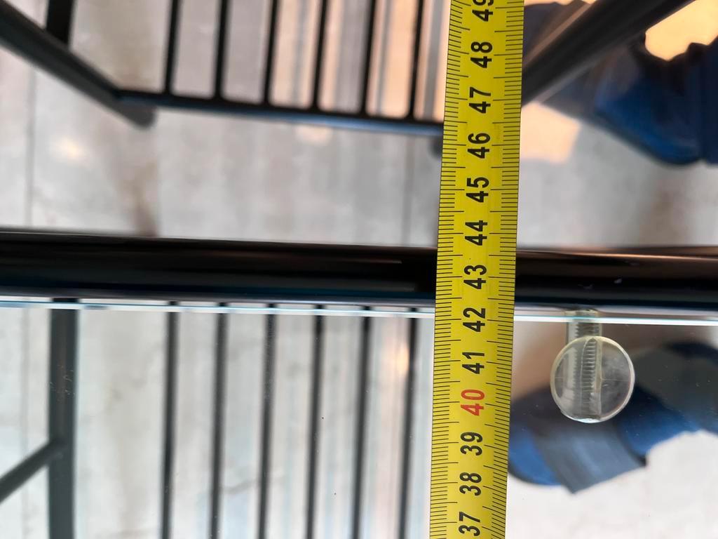 Twee nachtkastjes met glazen plaat - Gratis!