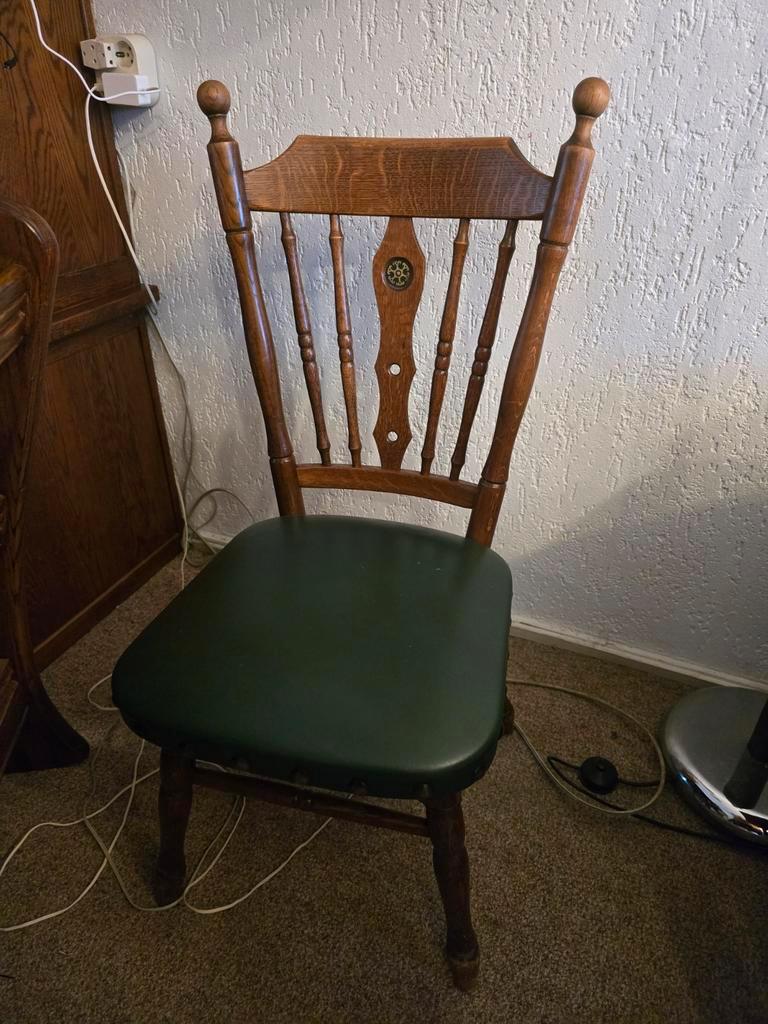 Tafel met tegels, wielen en 4 stoelen