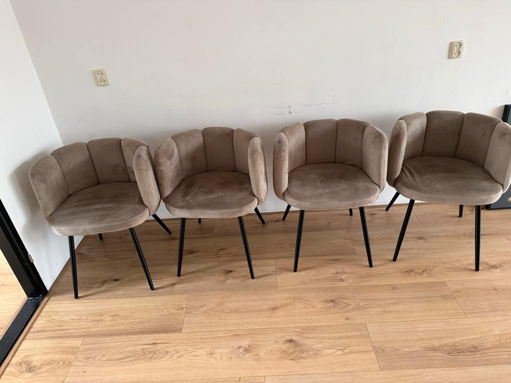 4 Gebruikte stoelen - Gratis af te halen