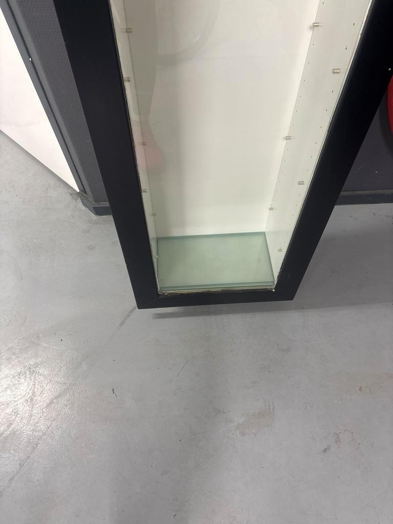 Gratis Ikea Vitrinekast - Perfect voor decoratie!