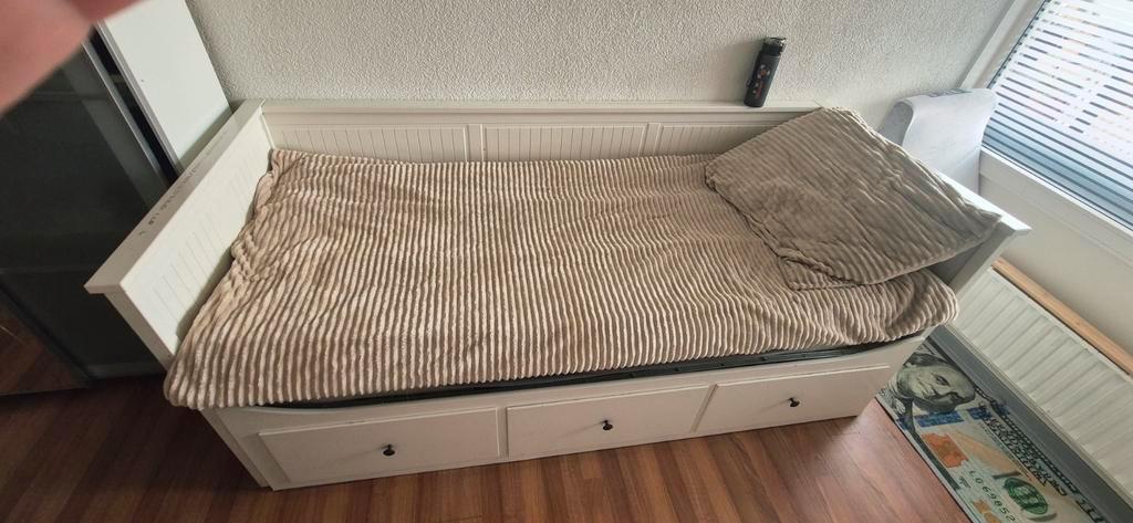 Mooie witte bedbank met opbergruimte