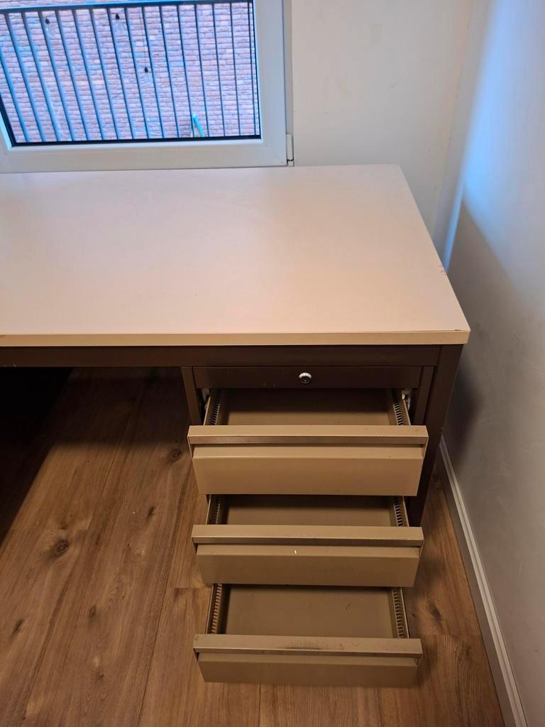 Metalen (vintage) bureau met lades