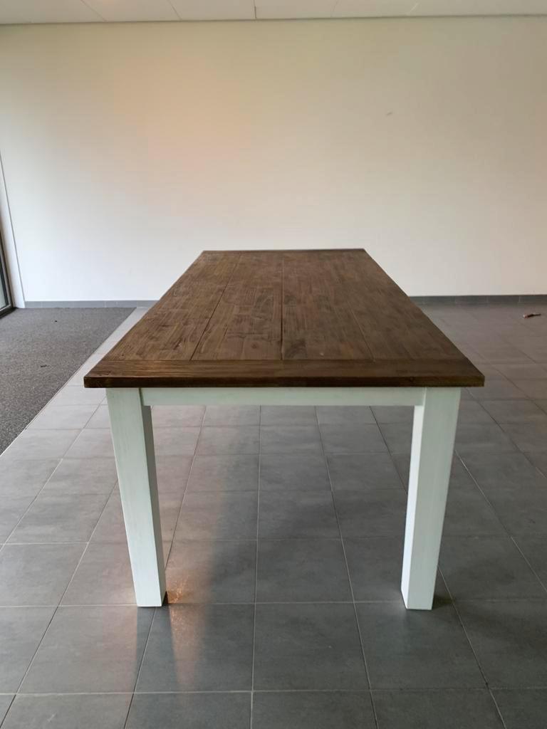 Gratis: stoere, mooie en gezellige eettafel (2,20m x 1,00m)