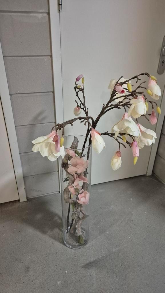 Decoratieve vaas met kunstbloemen