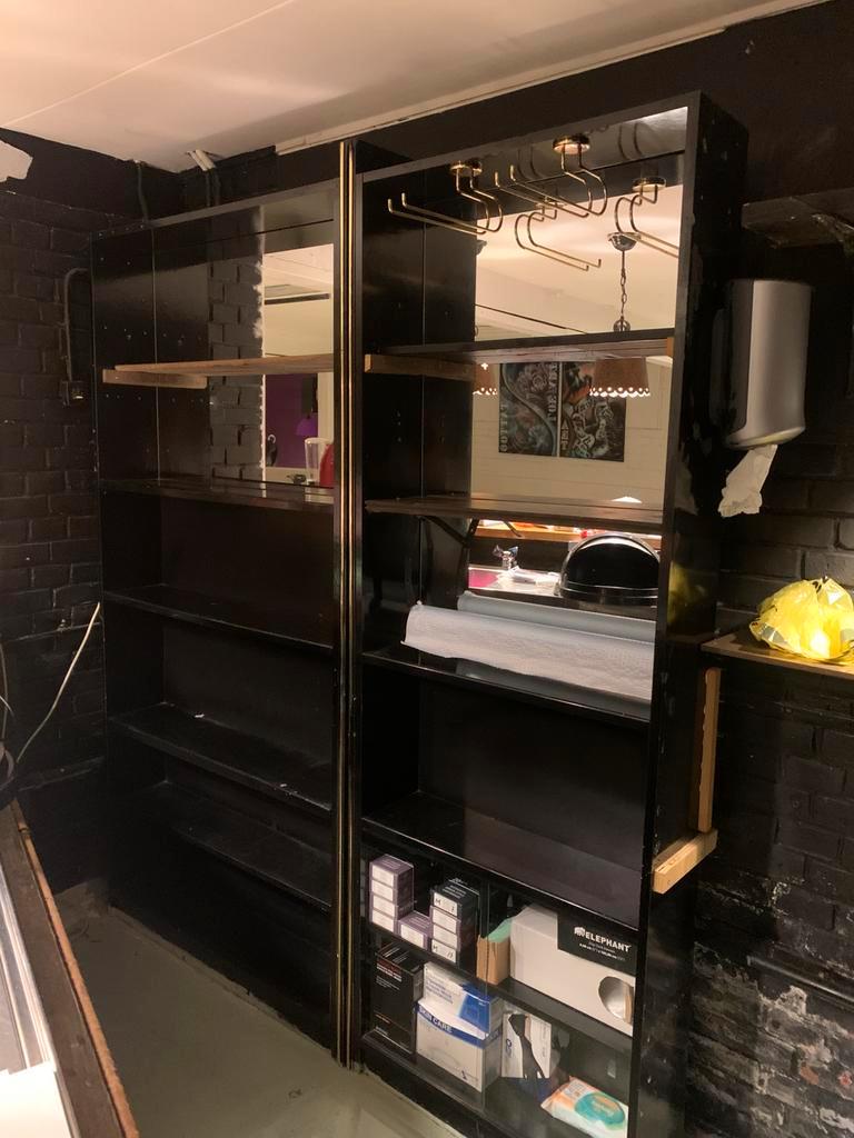 Gratis  zwart wandmeubel