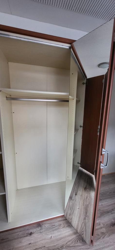 Gratis kledingkast met spiegels