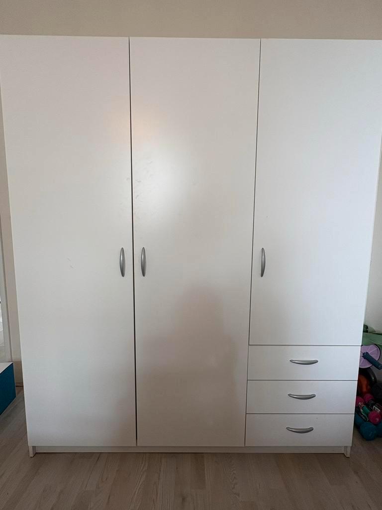 Gratis gebruikte kledingkast met spiegel