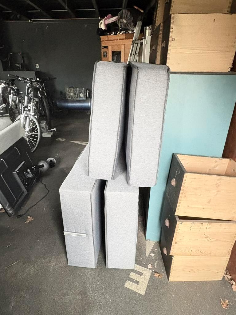 Bed & matrassen compleet met achterwand GRATIS