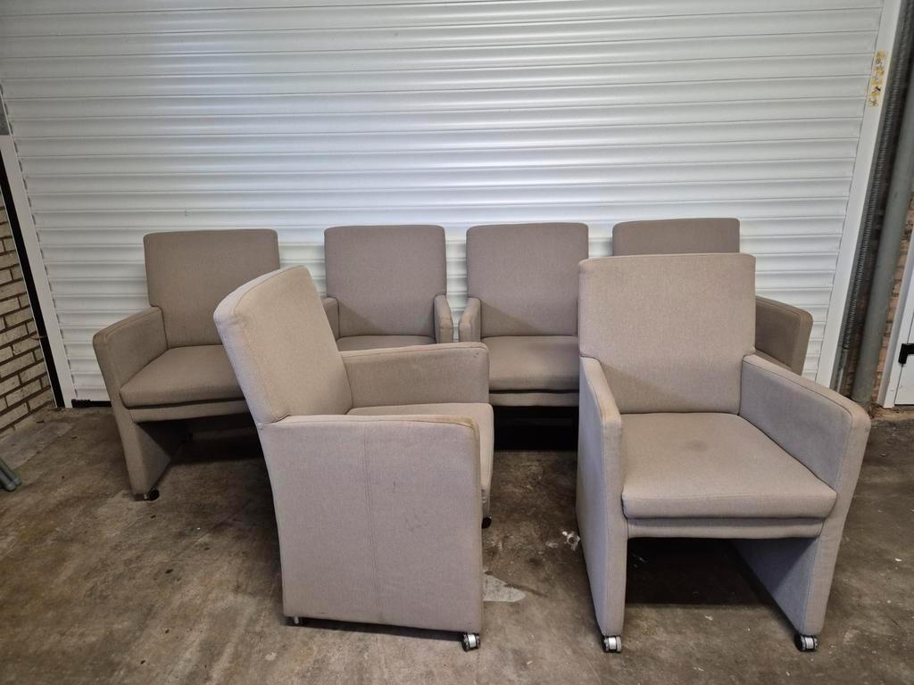 GRATIS: 6 eetkamerstoelen met wieltjes