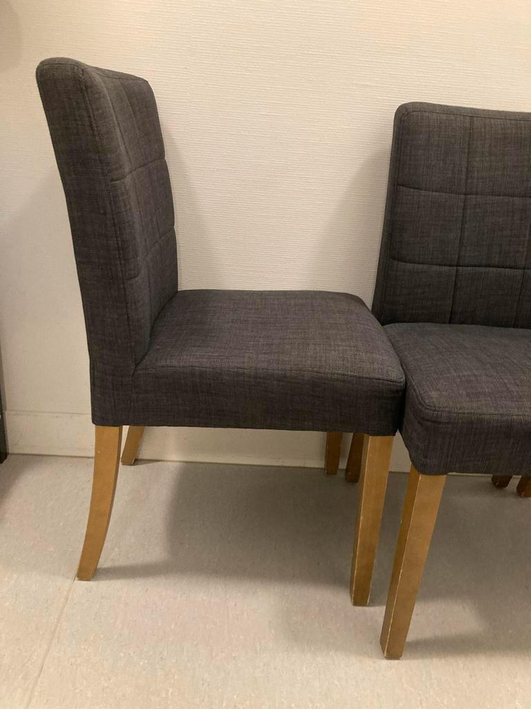 3 grijze stoelen