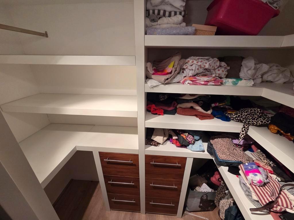 Gratis Kledingkast met lades en planken zelf aan te passen