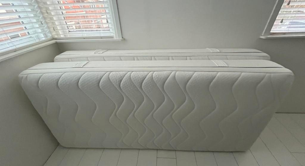 Gratis af te halen - 2 matrassen 90x200 + 2 toppers 90x200