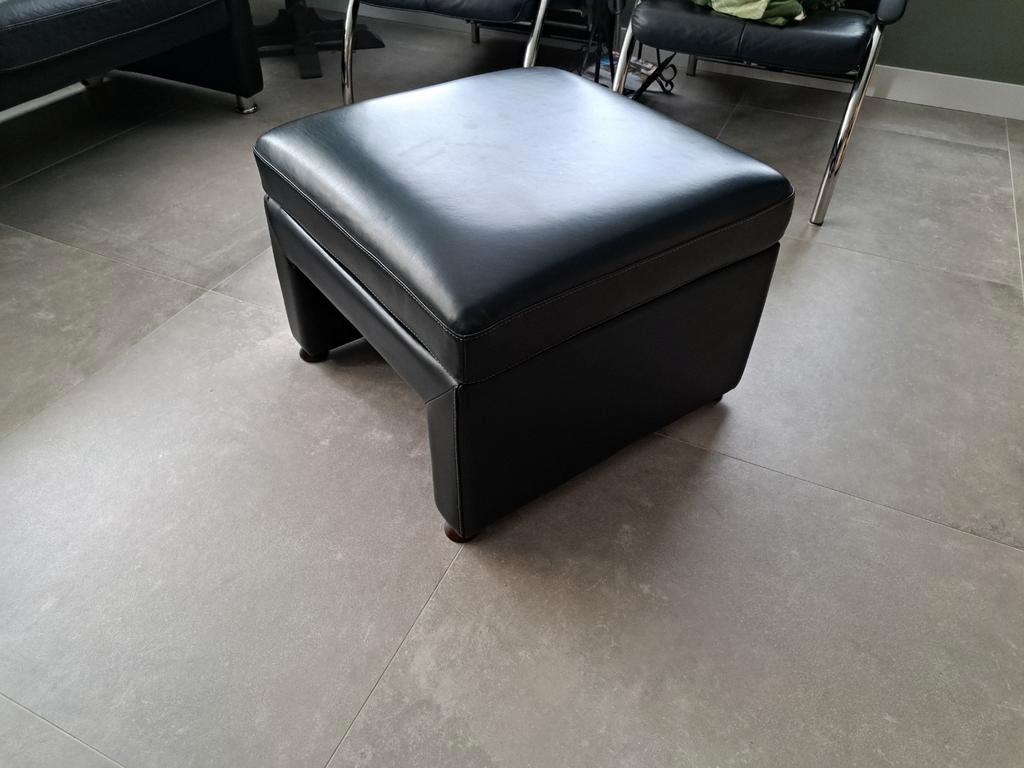 Zwarte leren 2-zits bank met voetenbank
