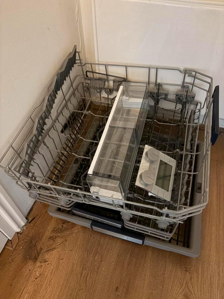 Vaatwasser korf en besteklade gratis ophalen