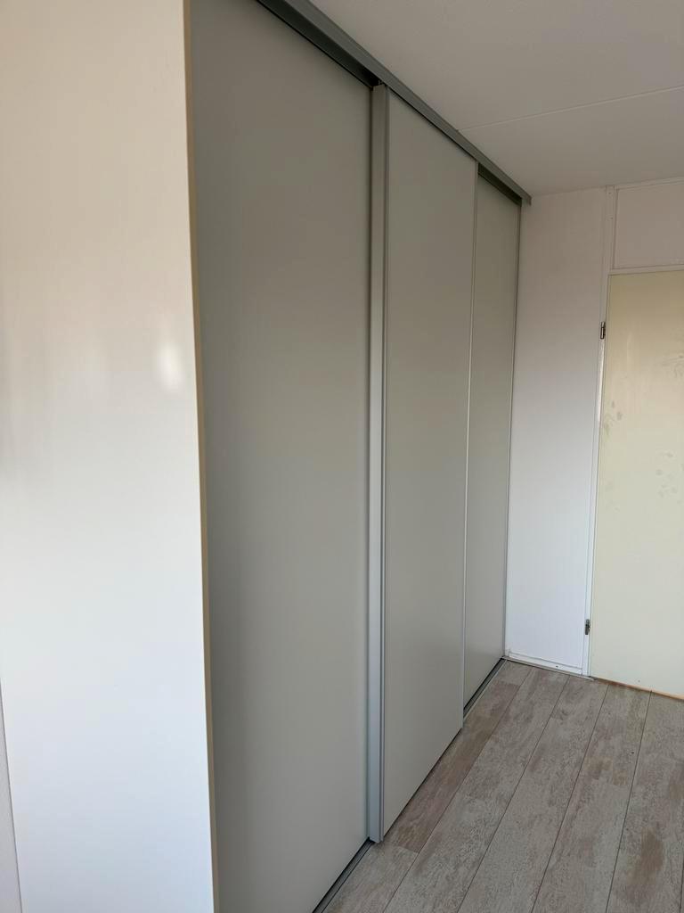 Grote kledingkast (243x243x73) - Gratis af te halen